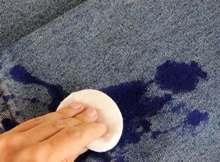 Солта чисти петна от пот, бензин - от дъвка