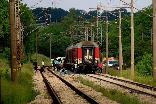 Две жертви при катастрофа между влак и микробус