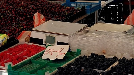 Мамят с малини и къпини по пазарите (ВИДЕО)