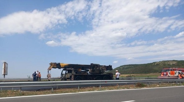 Камион пламна на АМ „Хемус“