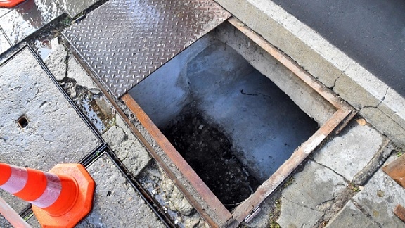 61-годишна жена е тежко ранена след падане в шахта