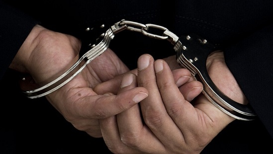 Свещеник остава в ареста за разпространение на детско порно