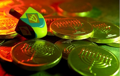 На Ханука еврейчетата получават златни парички. Следвай ме - У дома