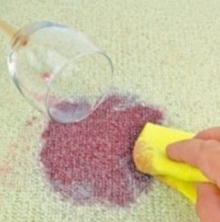 Празниците – сезонът на петната, как се чистят с подръчни средства