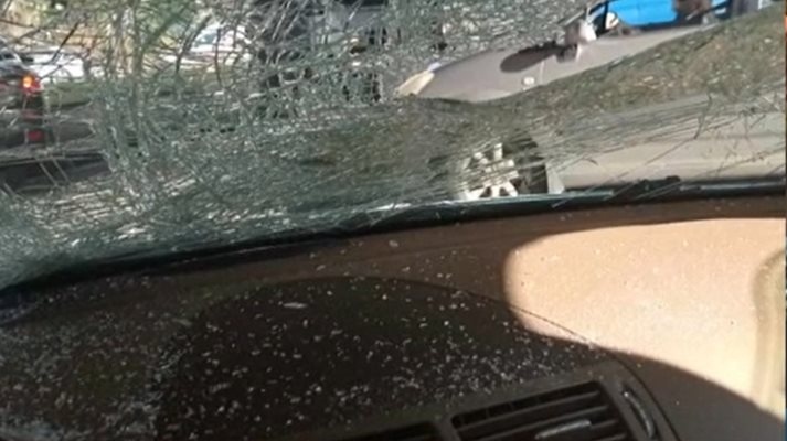 Парче бетон от мост падна върху кола в София