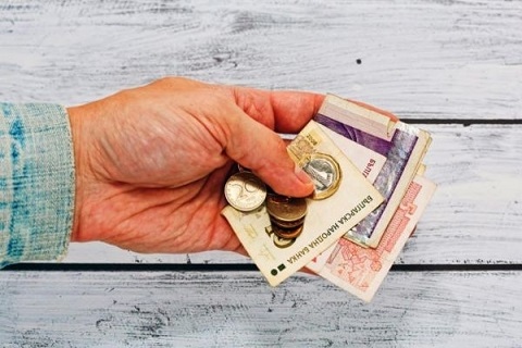 Пенсионерите с шанс за великденски добавки