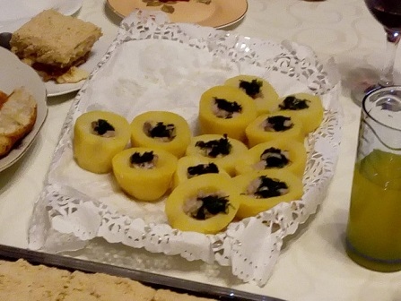 Тапас: Картофени хапки с плънка и пъстро руло