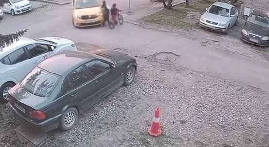 Установиха таксиджията, който блъсна майка и дете и избяга