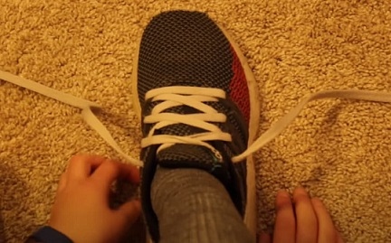 Урок по връзване на обувки за деца и родители