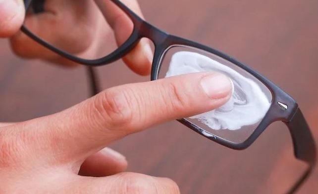 Как да се избавим от драскотините по очилата?