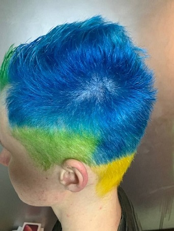 Глоба за боядисана коса с цветовете на украинското знаме