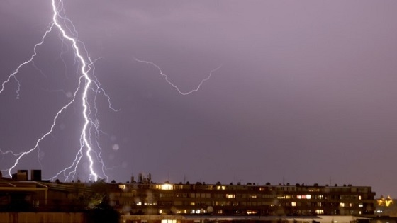 Мълния удари мъж в София