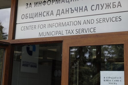 Двама подхвърлиха змия в данъчното