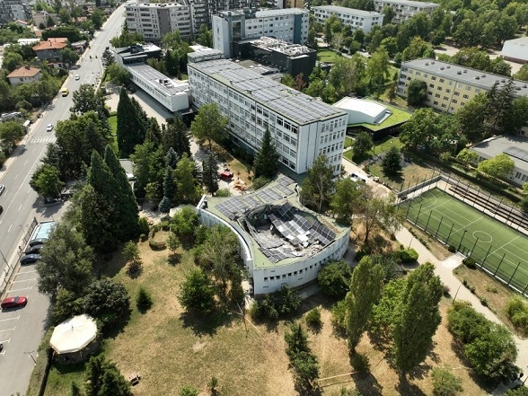 Мъжът под срутилия се университетски покрив оцеля