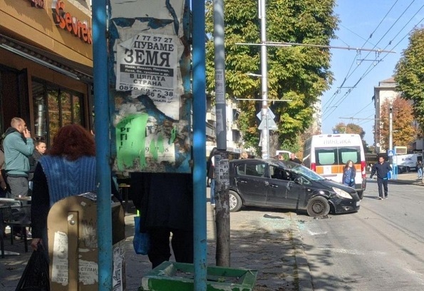 Шофьорка с каскада, едва не се заби в заведение (ГАЛЕРИЯ)