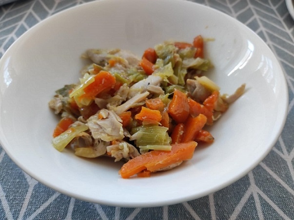 Пиле с праз и моркови