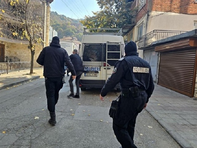 Арестуваните полицаи от Петрич били деца с кабел