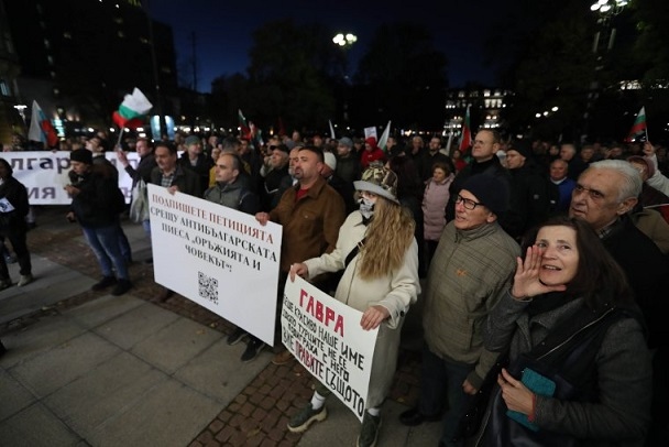 Протести пред Народния срещу постановката на Малкович, пуснаха пиесата онлайн (ВИДЕО)