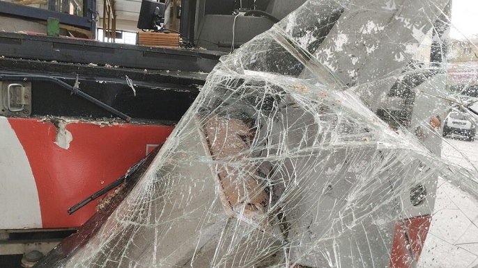 Тир блъсна ученически автобус, има ранени деца