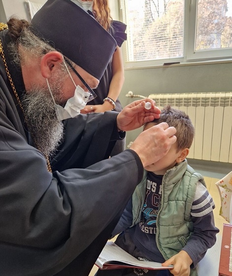 Трогателно дарение от баща на починало дете (ФОТОГАЛЕРИЯ)