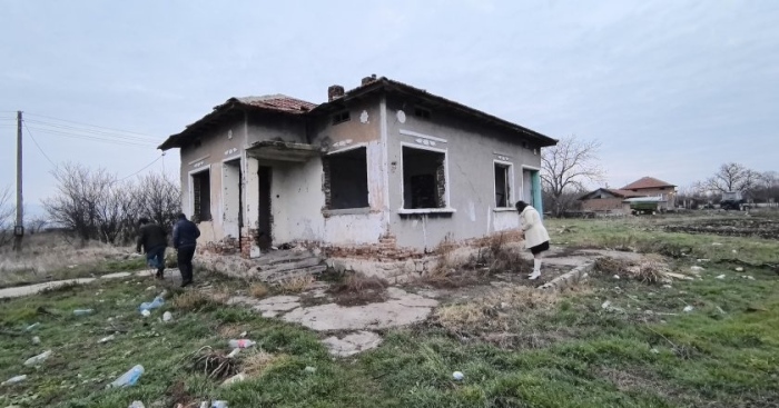 Непълнолетни пребиха глухоняма и майка й