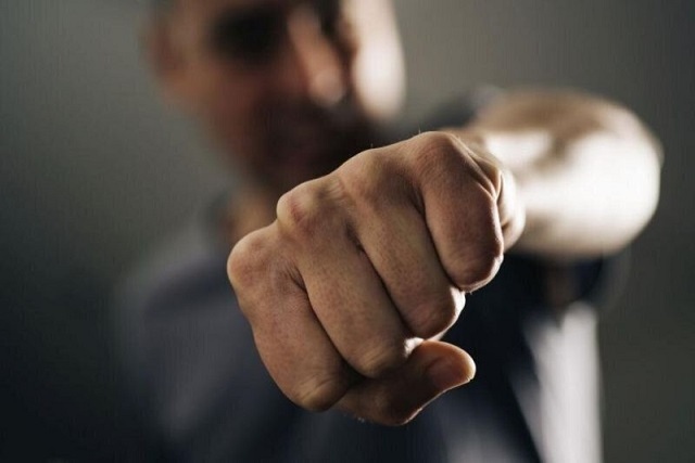 Баща налага децата си ежедневно с кол и тиган