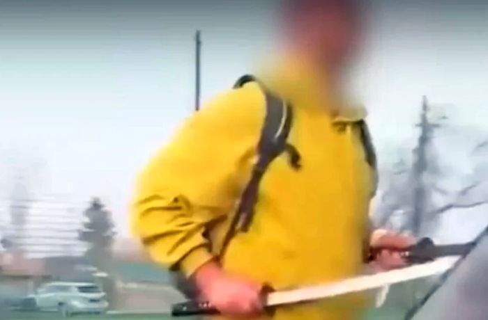 Психично болен преследва хора със самурайски меч