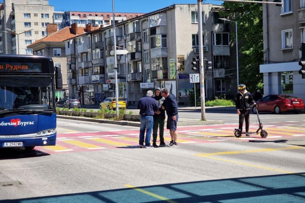 Хлапаци с тротинетки едва не предизвикаха катастрофа (ГАЛЕРИЯ)