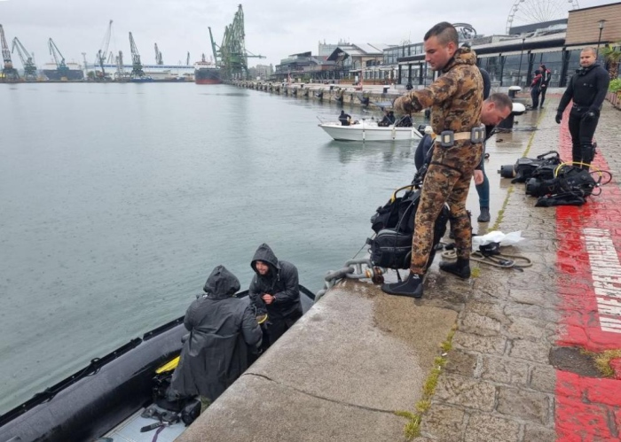 Водолази извадиха 15 тротинетки от морето