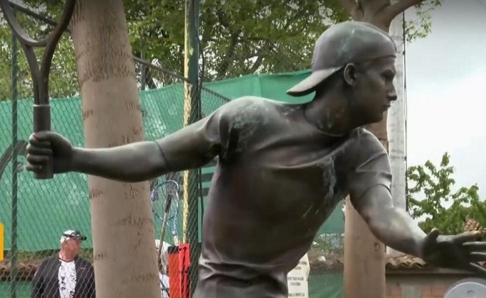 Статуя на Гришо в село Дъбене