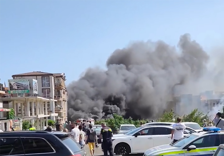 Пожар изпепели поне 18 коли в Свети Влас