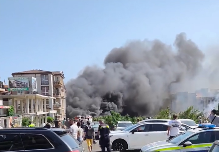 Пожар изпепели поне 18 коли в Свети Влас