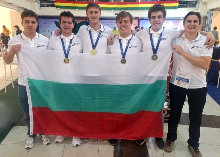 Български ученици със злато от световното по информатика