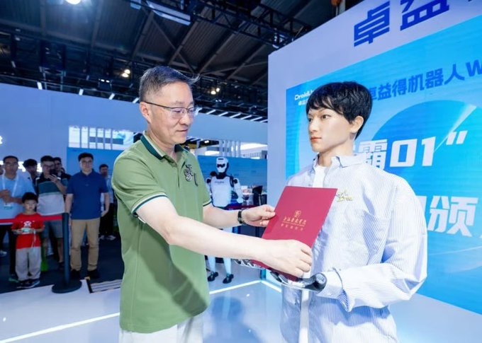 Хуманоиден робот е приет в университет