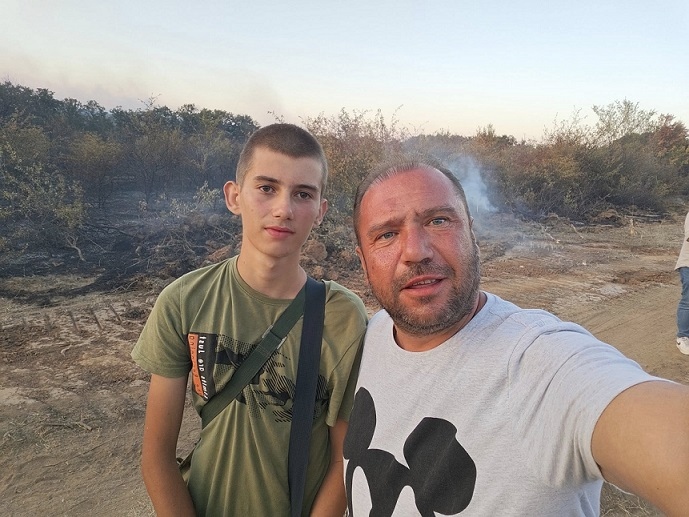 Доброто говори: Дете носи вода на пожарникарите (ГАЛЕРИЯ)