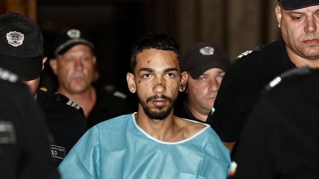 Шофьорът, врязъл се в автобус, остава в ареста