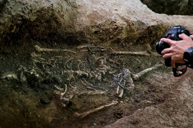 Ценни бижута в гробовете при Художествената академия (ВИДЕО)