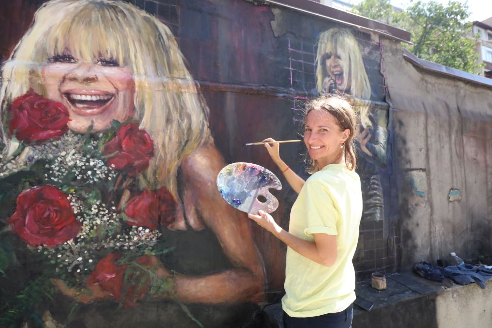 Портрет на Лили Иванова върху стена в София (ГАЛЕРИЯ)