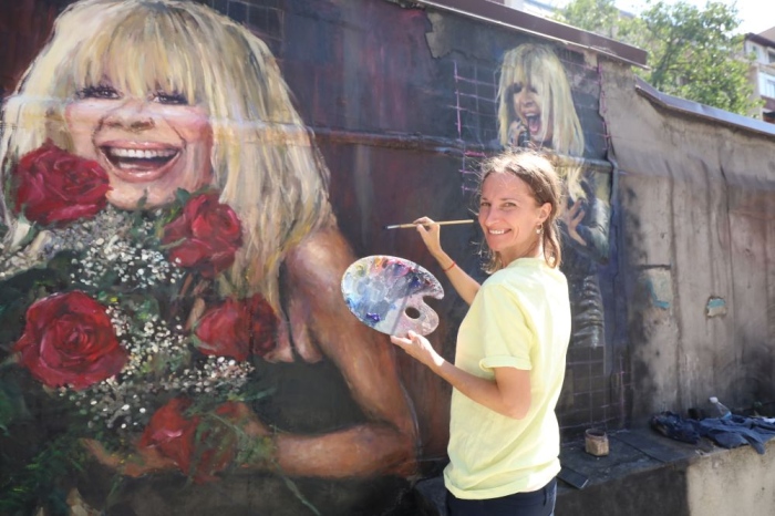 Портрет на Лили Иванова върху стена в София (ГАЛЕРИЯ)