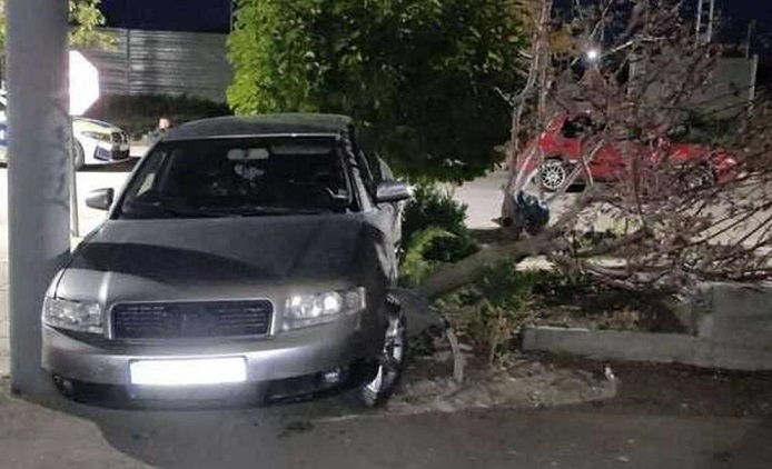 Шофьор без книжка се вряза в сградата на полицията