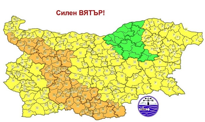 Поройни дъждове, вятър и сняг у нас