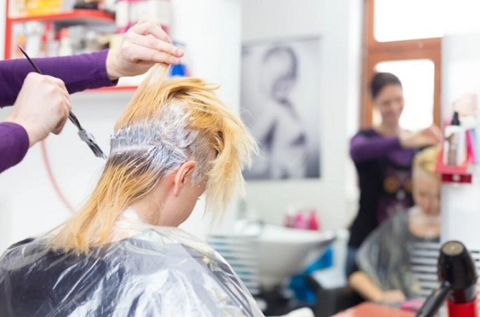 Тестват ни за алергия във фризьорския салон 