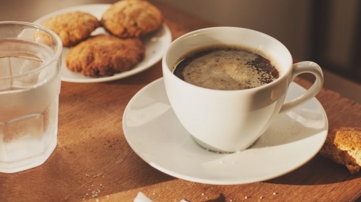 Три причини да сервираме силното кафе с вода