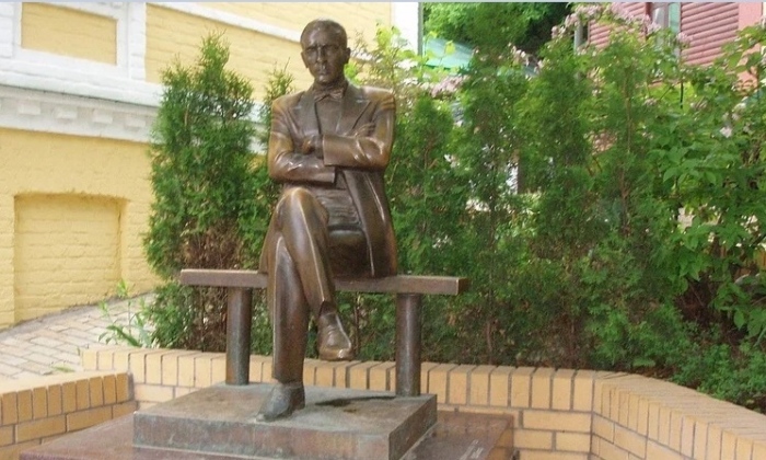 Киев сваля паметника на Михаил Булгаков  (ГАЛЕРИЯ)