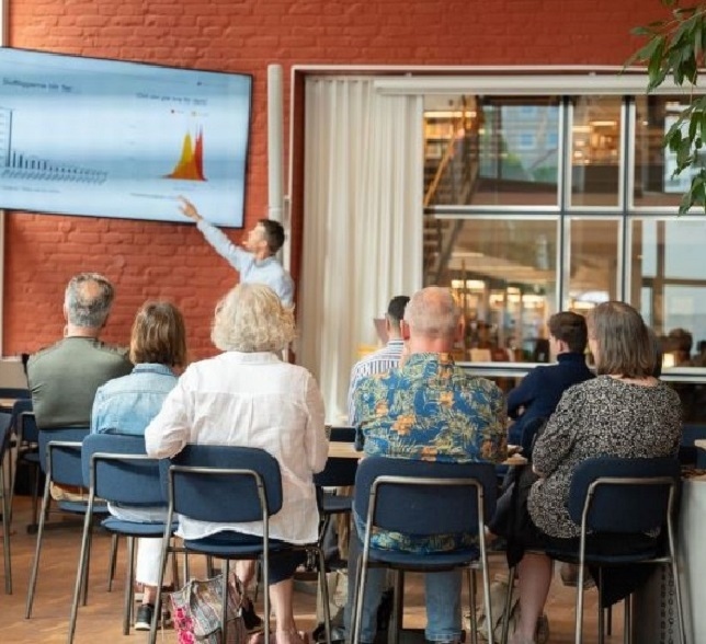 Пенсионерите в Швеция тръгнаха на училище 