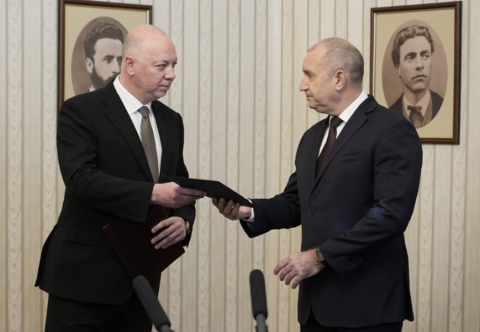 Президентът връчи първия мандат, върнаха му го