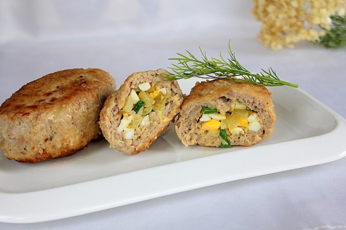 Кюфтета с плънка от яйца и лук