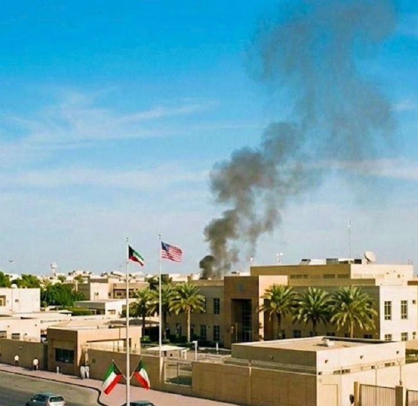 Дим над района на американското посолство в Кувейт 