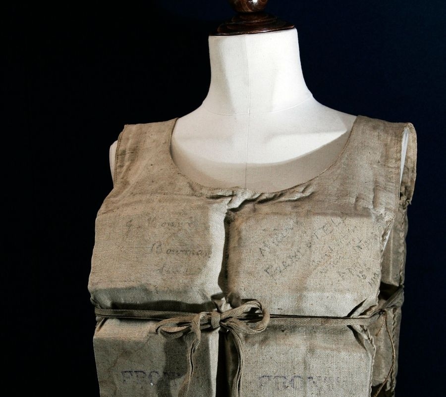 Спасителна жилетка от Титаник е продадена за $900 000