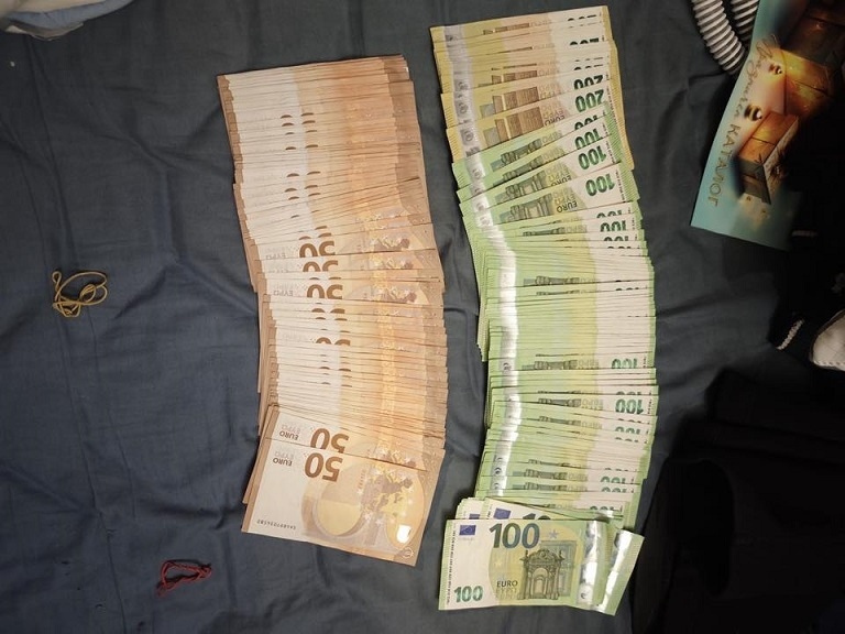 Заловиха над 600 000 евро, наркотици и боеприпаси (ГАЛЕРИЯ)